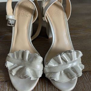 VINCE CAMUTO SILVER STRAPPY SANDALS.